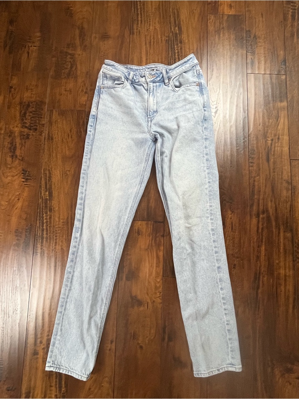 AMERICAN EAGLE Jeans Mom Jean Light Wash Blue Strigid Women’s Size 6 X-Long.